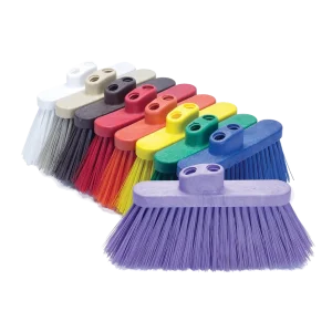 Varias Escobas Premium DEQ de 4 pulgadas (10.16 cm) con block plástico de alta rigidez y cerdas de diferentes colores (púrpura, azul, rojo, amarillo, verde, blanco, negro), ideales para el barrido en áreas de procesos de alimentos.