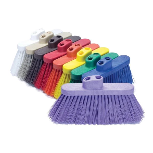Varias Escobas Premium DEQ de 4 pulgadas (10.16 cm) con block plástico de alta rigidez y cerdas de diferentes colores (púrpura, azul, rojo, amarillo, verde, blanco, negro), ideales para el barrido en áreas de procesos de alimentos.