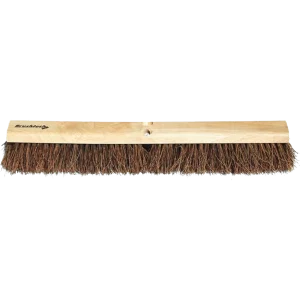 Cepillo con Fibra de Palmyra DEQ de 24 pulgadas (61 cm) con base de madera y cerdas marrones, ideal para barrer pisos al aire libre como estacionamientos, resistente al calor.