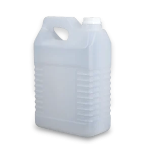 Un galón rectangular de alta resistencia de color blanco translúcido, con diseño ranurado para mayor resistencia estructural y tapas plásticas de alta calidad, ideal para el almacenamiento y transporte seguro de líquidos.