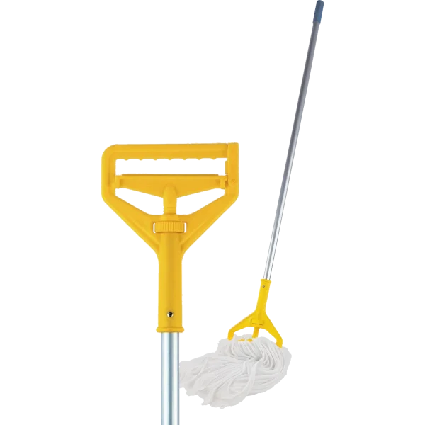 Lampazo de Acero con Trapeador metálico plateado y cabezal de plástico amarillo que sostiene una mopa de algodón blanca, mostrando el sistema de enganche de presión regulable para facilitar el cambio del trapeador.