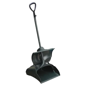 Recogedor con Tapa y Rodos DEQ de color negro, con mango largo y diseño ergonómico, ideal para la recolección de residuos en exteriores, ya que su tapa protectora evita la dispersión por el viento y sus ruedas facilitan el traslado.