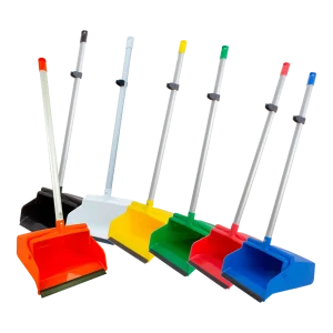 Conjunto de Recogedor de Plástico Reforzado DUST PRO DEQ con bastones largos, en colores rojo, amarillo, verde, azul, blanco y negro, ideales para la recolección eficiente de polvo y desechos en limpieza industrial y comercial.