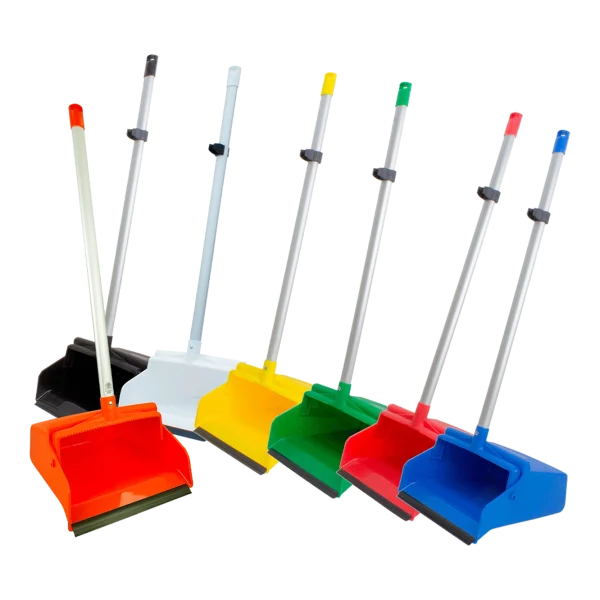 Conjunto de Recogedor de Plástico Reforzado DUST PRO DEQ con bastones largos, en colores rojo, amarillo, verde, azul, blanco y negro, ideales para la recolección eficiente de polvo y desechos en limpieza industrial y comercial.