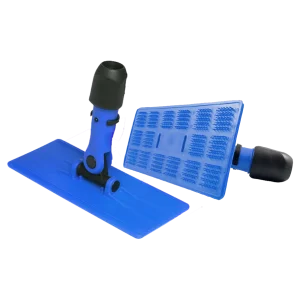 Porta Fibras Abrasivas Rectangular DEQ de color azul, fabricado en polipropileno, con un cabezal plano para sujetar fibras o mopas y un conector articulado para mango universal de hasta 1 pulgada, ideal para limpieza.