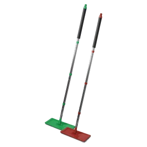 Trapeador con Mopa de Microfibra extrafina en colores rojo y verde, con mangos metálicos y cabezales planos giratorios de 180°, ideales para una limpieza eficaz en seco o húmedo de pisos y superficies.