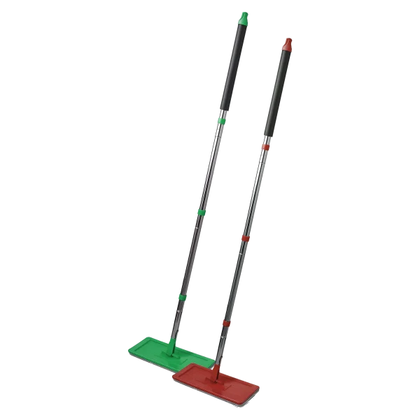 Trapeador con Mopa de Microfibra extrafina en colores rojo y verde, con mangos metálicos y cabezales planos giratorios de 180°, ideales para una limpieza eficaz en seco o húmedo de pisos y superficies.