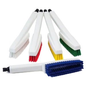 Cepillo para Lavado de Botas DEQ con mango blanco y cerdas en varios colores (blanco, rojo, amarillo, verde, azul, morado), con rosca de ½ pulgada para conexión a manguera, ideal para la higiene en áreas de procesamiento de alimentos.