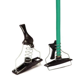 Un clip de lampazo con bastón metálico en color negro, diseñado con un bastón (mostrado en verde) y un resorte, para sujetar mopas con firmeza. Este accesorio ergonómico y resistente es ideal para facilitar la limpieza en hogares, oficinas y comercios.