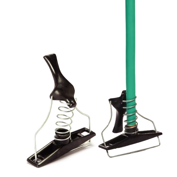 Un clip de lampazo con bastón metálico en color negro, diseñado con un bastón (mostrado en verde) y un resorte, para sujetar mopas con firmeza. Este accesorio ergonómico y resistente es ideal para facilitar la limpieza en hogares, oficinas y comercios.
