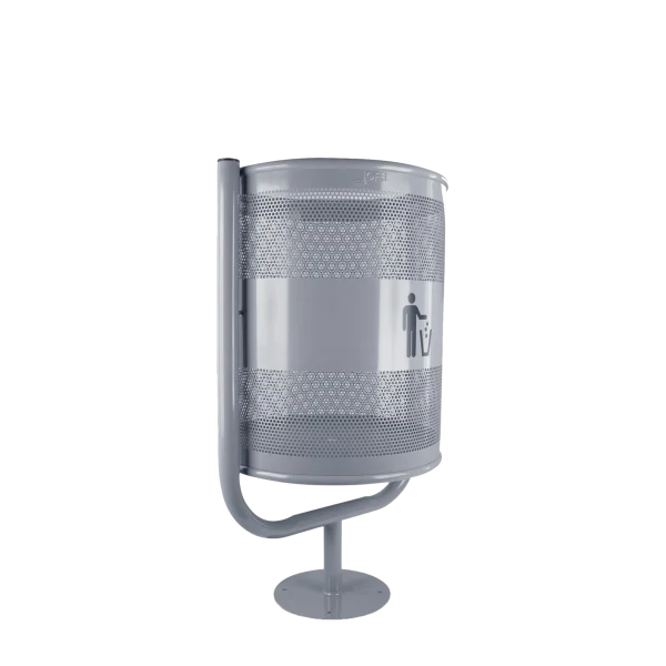 Un Bote de Basura Basculante 45 Litros DEQ de lámina galvanizada perforada en color gris metálico, con estructura basculante para fácil vaciado, ideal para su instalación en exteriores y espacios públicos como parques y calles.