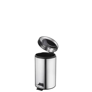 Un Basurero de Acero Inoxidable con Pedal 3 litros, con acabado metálico brillante y una cubeta interior plástica extraíble, diseñado para un uso higiénico sin contacto y una solución compacta ideal para baños, tocadores y escritorios.