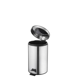 Un Basurero de Acero Inoxidable con Pedal 5 litros, con acabado metálico brillante y una cubeta interior plástica extraíble, diseñado para un uso higiénico sin contacto y un diseño revolucionario en baños, escritorios u oficinas individuales.
