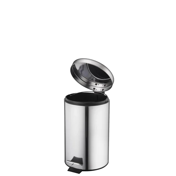Un Basurero de Acero Inoxidable con Pedal 5 litros, con acabado metálico brillante y una cubeta interior plástica extraíble, diseñado para un uso higiénico sin contacto y un diseño revolucionario en baños, escritorios u oficinas individuales.