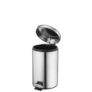 Un Basurero de Acero Inoxidable con Pedal 8 litros, con acabado metálico brillante y una cubeta interior plástica extraíble, diseñado para un uso higiénico sin contacto en baños y oficinas pequeñas, aportando funcionalidad y un diseño compacto.