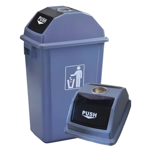 Un Basurero con Cenicero 60 Litros DEQ de plástico azul/gris, con sistema de doble tapa tipo push y cenicero metálico superior, ideal para una disposición higiénica de residuos en áreas exteriores, zonas de fumadores y espacios públicos.