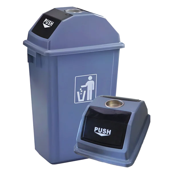 Un Basurero con Cenicero 60 Litros DEQ de plástico azul/gris, con sistema de doble tapa tipo push y cenicero metálico superior, ideal para una disposición higiénica de residuos en áreas exteriores, zonas de fumadores y espacios públicos.