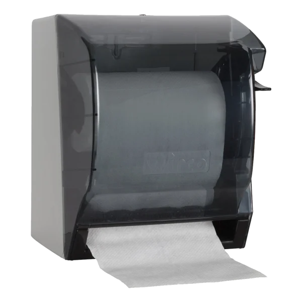Un Dispensador de Toalla de Palanca en color negro translúcido, código PD-393B, que dispensa papel en rollo. Ideal para uso higiénico y controlado, su diseño compacto y resistente facilita la reposición y el mantenimiento.
