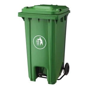 Un Contenedor de Basura 240 Litros DEQ verde de plástico resistente, con pedal de apertura, ruedas para fácil transporte y tapa hermética, diseñado para la gestión eficiente de grandes volúmenes de residuos industriales y urbanos.